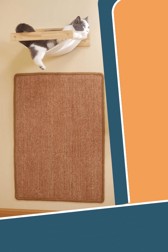 Tapis à griffer fixé au mur avec au-dessus un chat blanc et gris couché dans un hamac mural en bois clair.