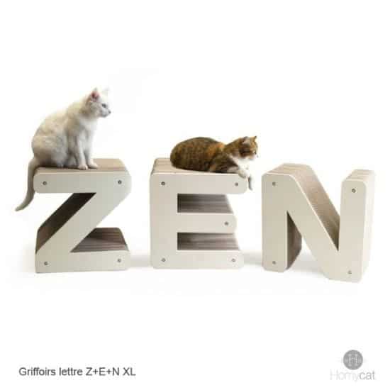 Trois griffoirs éco-responsables en forme de lettres Z, E, N pour le mot ZEN, avec deux chats posés sur le Z et sur le E.